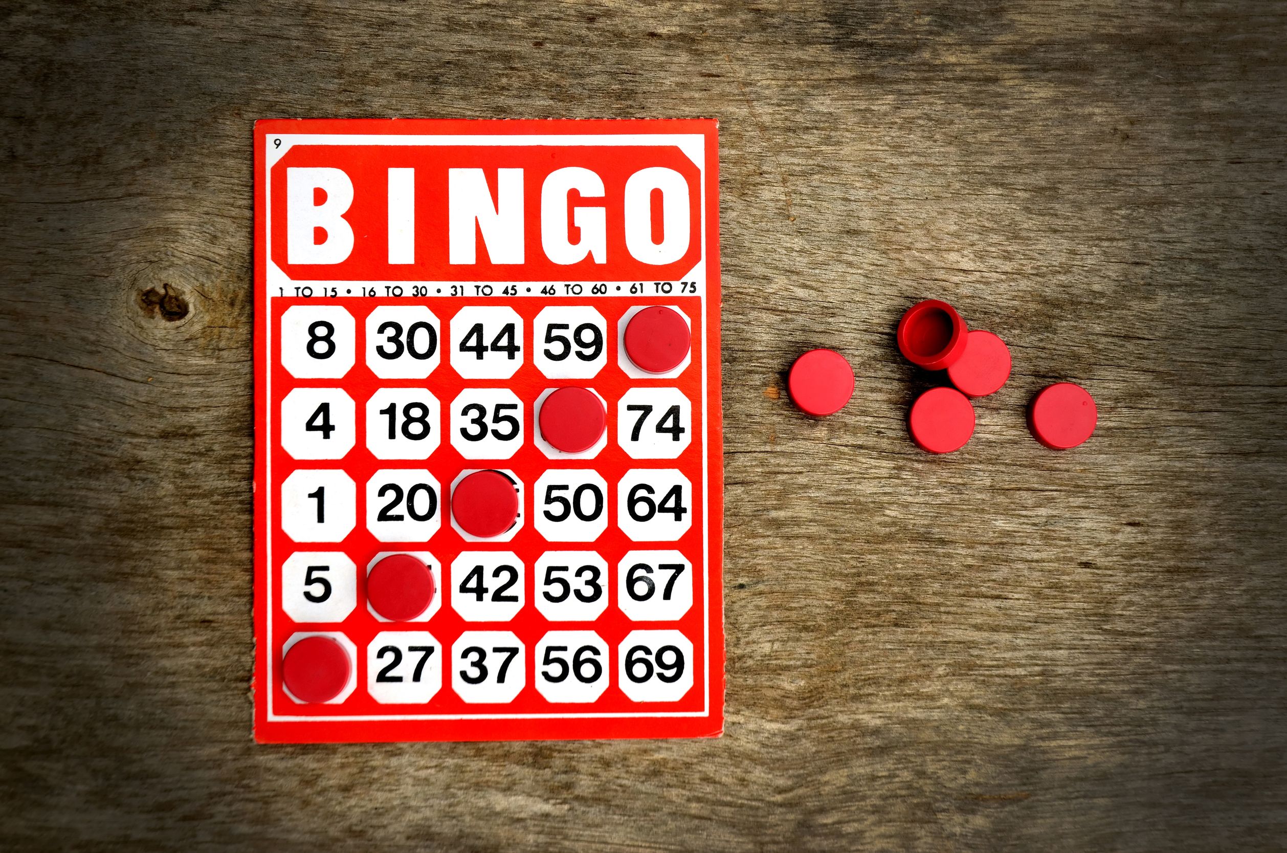 10481652 - red bingo card with winning chips