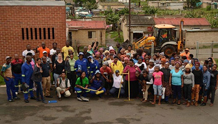 The large and enthusiastic team who set about cleaning up Shaka’s Head.