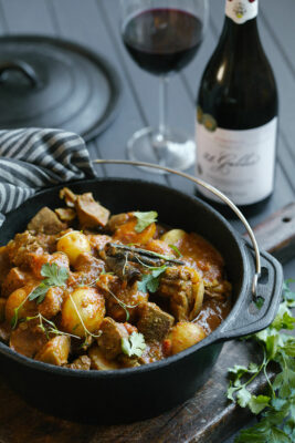 2 APRIL SATURDAY ENTERTAIN - Cape-style lamb curry potjie with Spier 21 Gables Pinotage
