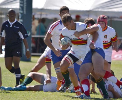 Tian Schmullian, senter van Affies, in aksie by die Wildeklawer rugbyfees vir Superskole in Kimberley, waar Affies vir Oakdale Landbou met 21-01 geklop het. Foto: Paul Parsons
