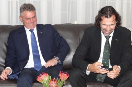 Springbok afrigter Heyneke Meyer en Victor Matfield deel 'n grap voor die oorhandiging.