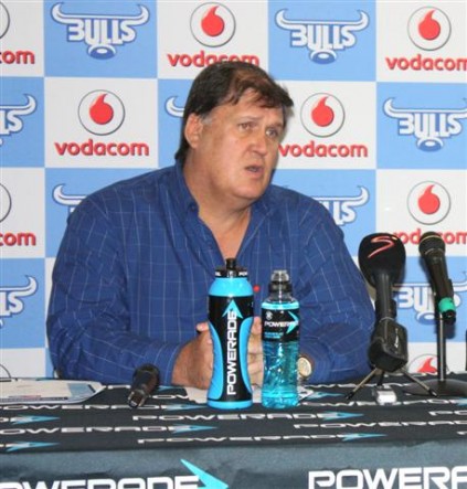 Die huidige president van die Blou Bulle rugby-unie, Louis Nel, is tans onder kwaai druk. Woelinge wat die afgelope vier jaar sedert hy president geword het in die raadsale van Loftus Versfeld bestaan, dreig nou om oor te kook en die administrasie van die spel te belemmer.