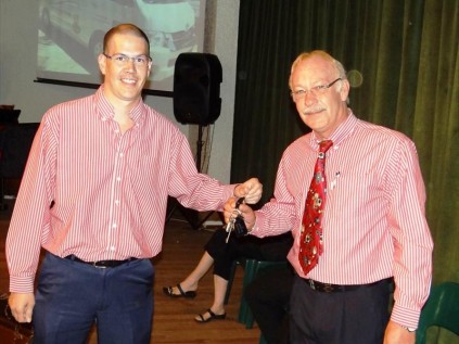 School principal Pieter Bredenkamp receiving the mini bus keys from Barloworld Menlyn sales manager, Werner Venter.
