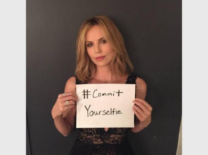 Charlize Theron se #CommitYourselfie-foto.
