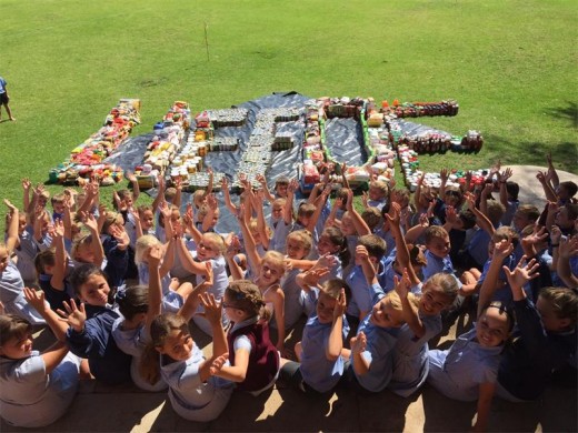 Die kinders by Laerskool Anton van Wouw spel die woord 'LIEFDE'.