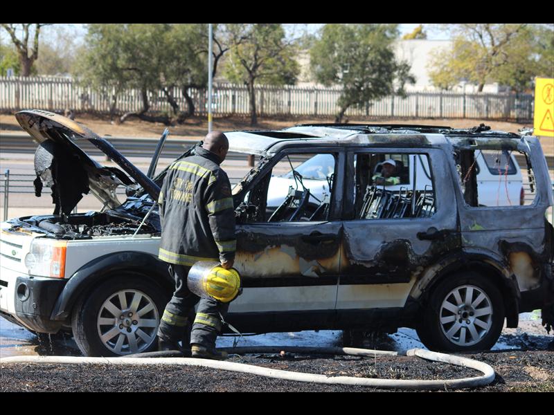 Land Rover Explosion Land Rover burns on N4 highway | Rekord