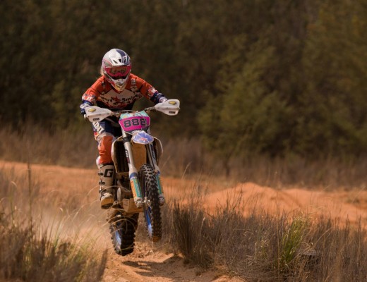 Dayna Nienaber in aksie op haar motorfiets.
