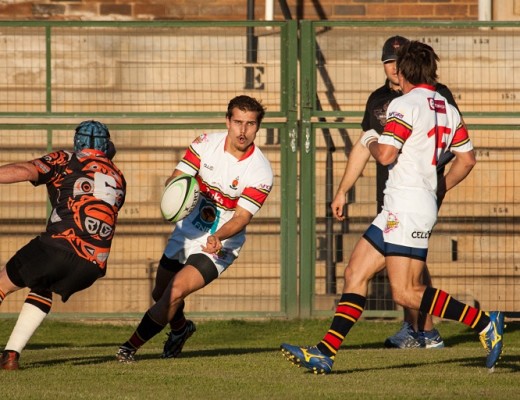 Tukkies het die bal lustig rondgegooi in hul styrd teen die Dragons en hulle het die Carltonbeker nuwelinge met tye dronk gehardloop. Foto: Hein Roos 