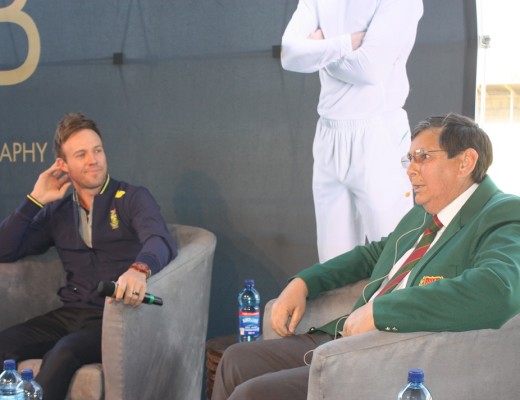 AB de Villiers (links) luister na ‘n vraag deur die gespreksleier tydens die bekendstelling van sy boek, William Brown. Brown is die kriekethoof by Affies. Foto: Koos Venter