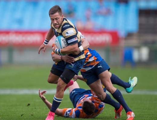 Ivan Venter, vleuel van Pretoria Polisie, word vasgevat deur ’n teenstander van PE Polisie in Vrydagaand se Gouebeker wedstryd op Loftus Versfeld. Foto: GB Jordaan