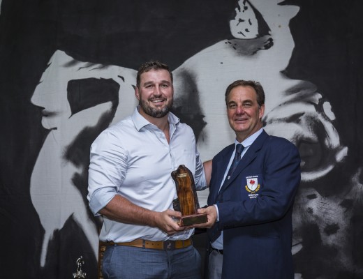 Duane van Staden het vanjaar ‘n goue medalje op die Wêreld Meesters stoeikampioenskap gewen. Hy is ook aangewys as Noord-Gauteng Stoei se beste meester stoeier vir 2016. Hier ontvang hy sy trofee van Jurie Human, president van Noord-Gauteng Stoei. Foto: Hugh Frost 