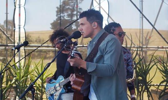 Loki Rothman ‘n Nuwe enkelsnit en musiekvideo vir Loki Rothman | Rekord