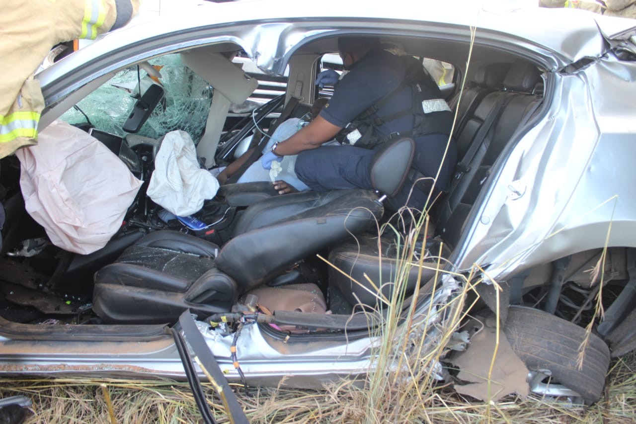 Man rescued after car trapped under truck | Rekord