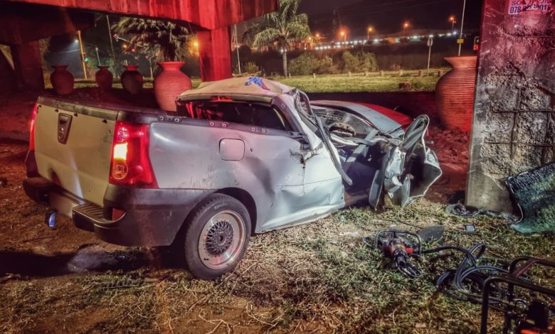 Man killed as bakkie crashes into barrier, wall in west | Rekord
