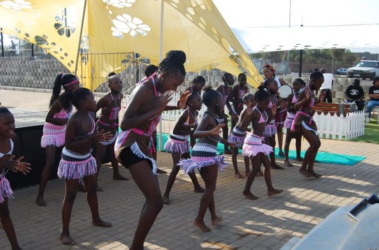 Local drum majorettes show their drilling skills Rekord