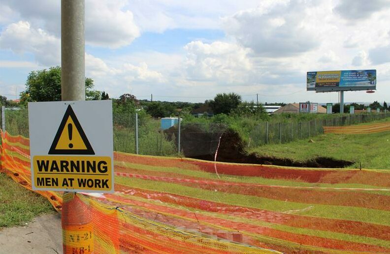 Huge sinkhole on N1 south a 'danger zone' | Rekord