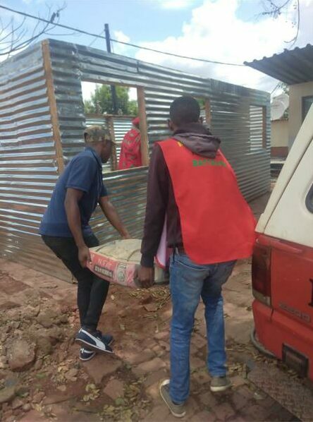 The members of EFF Tshwane offloading building materials to the family in Mamelodi.