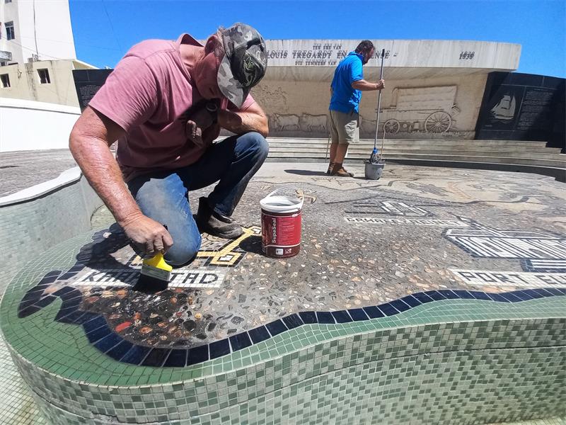 Mosaïek gedenktuin in Mosambiek opgeknap
