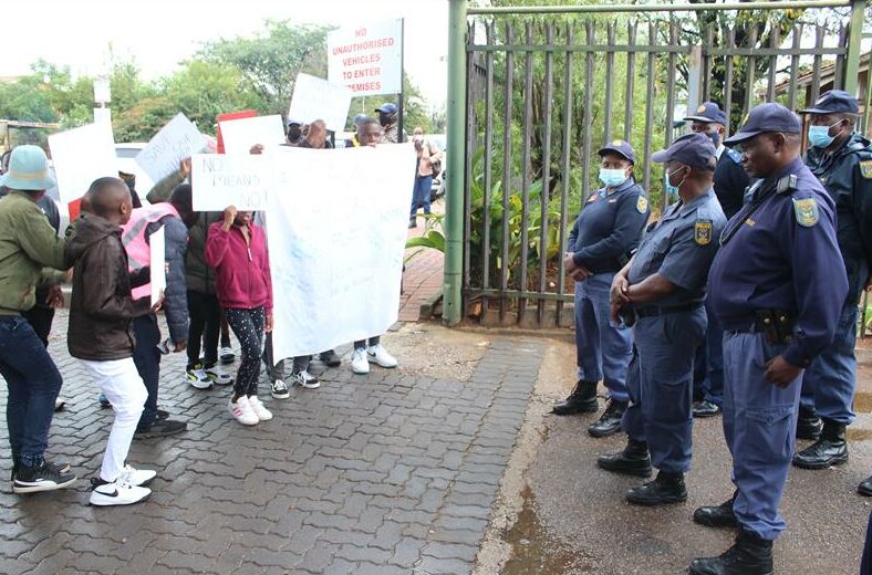 Mams children demand protection from police