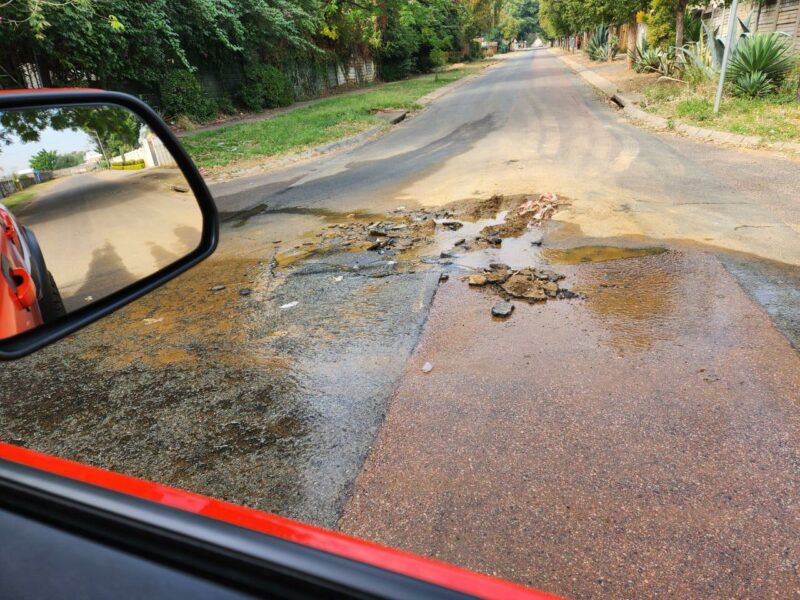 Litres of water lost because of burst pipe in Gezina roads Litres of water lost because of burst pipe in Gezina roads