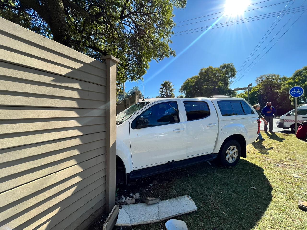 Bakkie crashes through family’s wall | Rekord