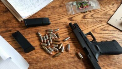 Gun and ammunition on a table. Photo: For illustration