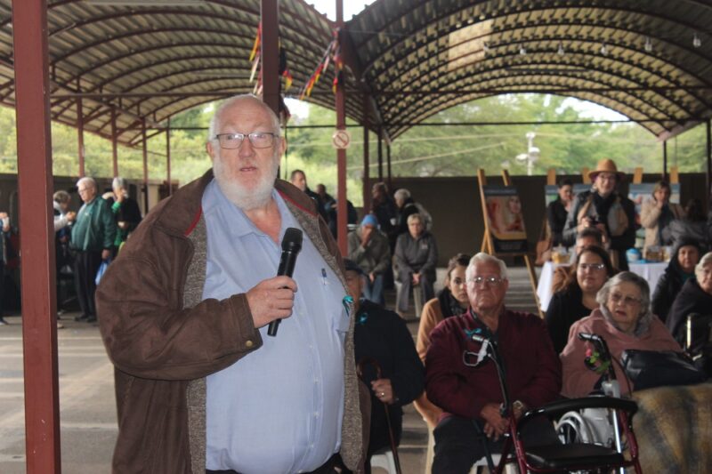 Bejaardes kuier lekker by die Voortrekkermonument