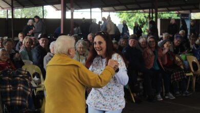 Betsie Botha en Jaqueline de Lange geniet die Boeremusiek