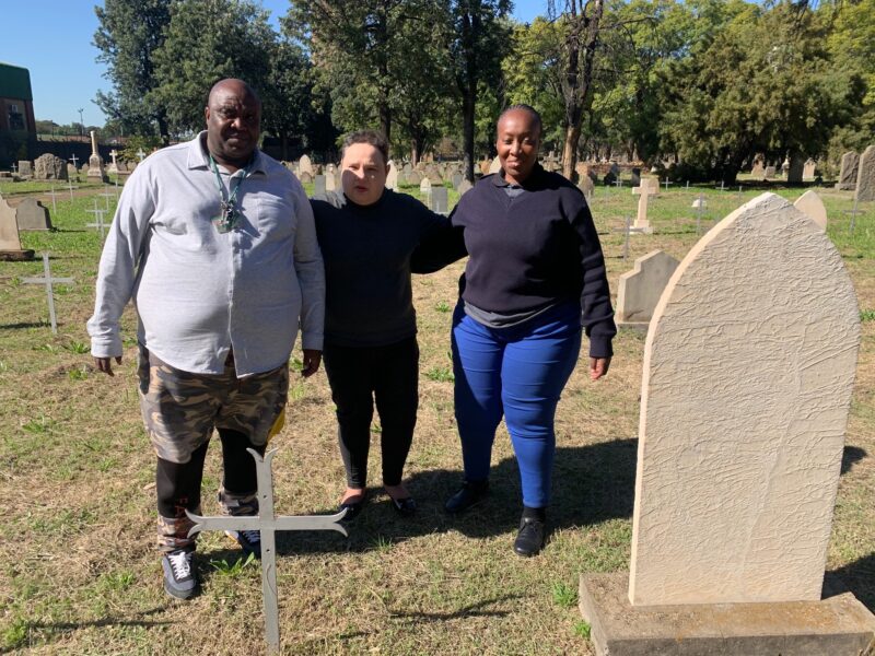 Wykraadslid Mari Joubert (middel) saam met metrowerkers Solly Manenzhe en Mmakwena Mikala.