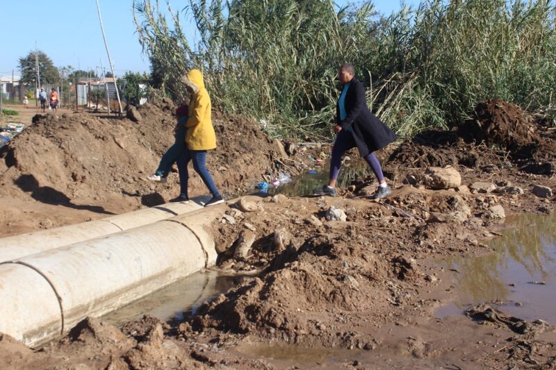 Itumeleng Manne crossing a bridge in Mountain View, Skierlik.