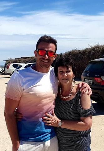 Voormalige Springbokrugbyspeler en sy ma Riana Hougaard op sy verjaarsdag in Januarie 2021.Sy het hom gister in die Steve Biko Akademiese Hospitaal in Pretoria besoek waar hy reeds langer as 'n week in 'n koma le. Foto: Facebook