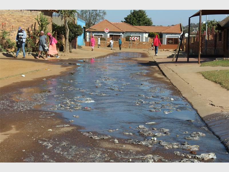 Tshwane metro dispatched sanitation team to investigate the frequent sewer blockages in Mahube Valley, Mamelodi.