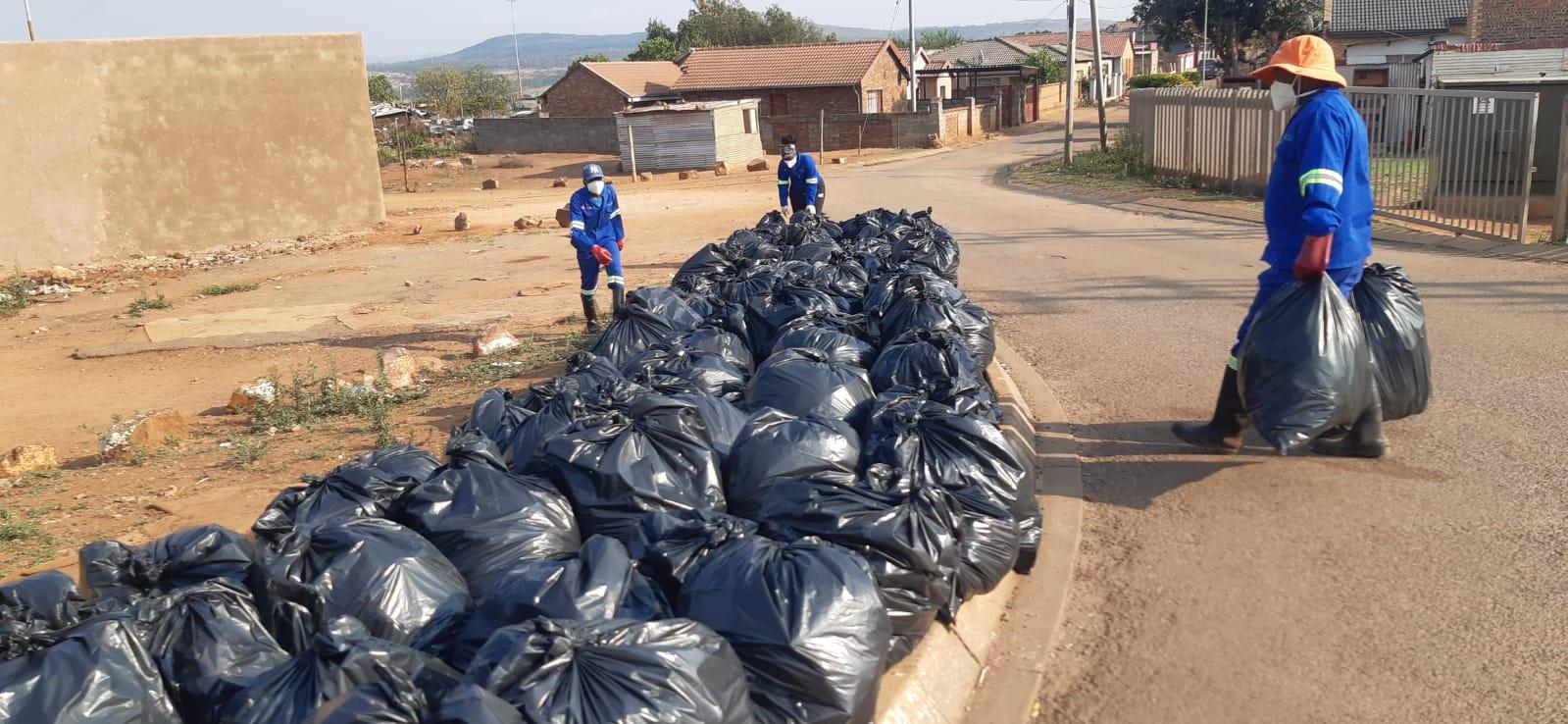 Over 65 volunteers clean up Saulsville street Rekord