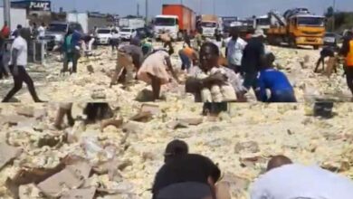 Watch as looters grabbed mayonnaise on the R21