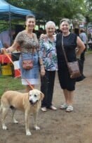 Marie Reyneke en haar naamgenoot-ma, Marie, saam met Verne Smith en die Labrador, Tigger