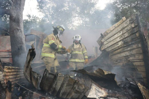 Tshwane firefighters swiftly responded to a massive fire in Salvokop on Monday morning, destroying eight shacks but preventing further devastation by saving nearby homes from the fast-spreading blaze.
