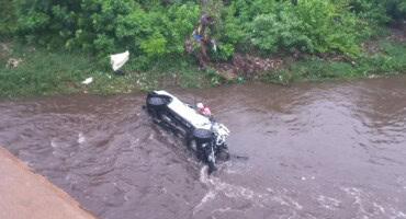 Driver saved from sinking bakkie after it plunges off Wonderboom bridge