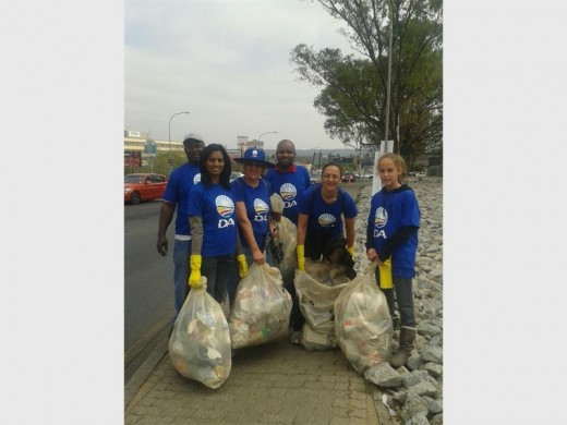 Johnny Makgatla, Roshnee Muguras, Ward 98 councillor Laurette van Zijl, Sivuyile Sylvester Njemi, Beverley Wewejee and Jessica Wewerjee show the litter they picked up on the side of Judges Avenue. Photo supplied.