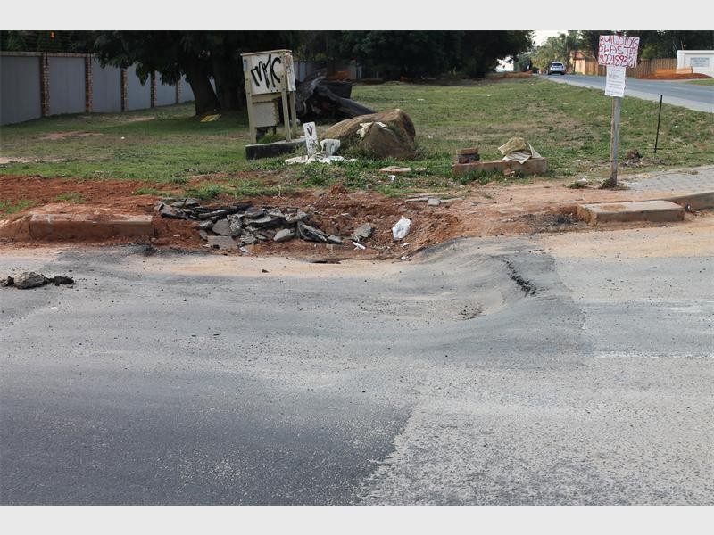 Road users should be aware that the corner of Bosbok Road and Kelly Avenue is slowly collapsing.