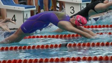 Jessica Thompson takes a huge backstroke dive