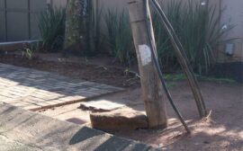 Stones were used to balance the pole during the temporary fix. Photo: Mthulisi Lwazi Khuboni