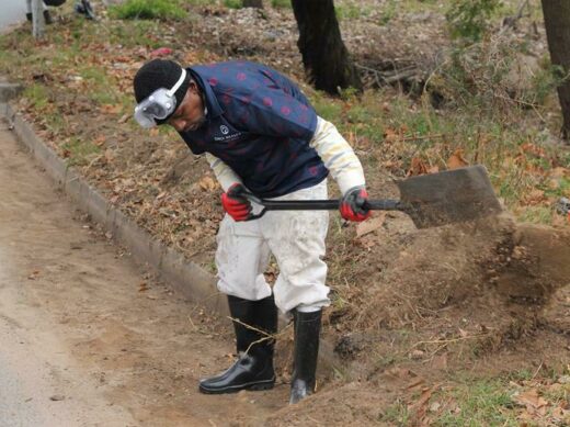 Albert Medupe cleans up the street. Photo: Nicholas Zaal