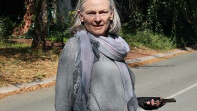 Verna Meintjes invites the community of Sonneglans to a community clean-up. Photo: Nicholas Zaal