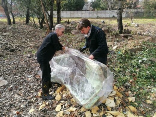 Verna Meintjes and Edwin Williamson remove an old mattress from the river area. Photo: Nicholas Zaal