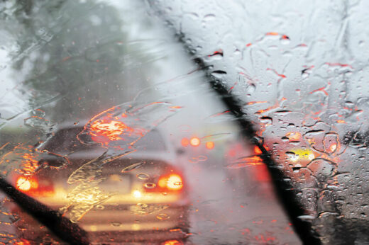 Heavy rain, visibility is difficult. Turn on the wiper to help s