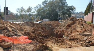 Shopping centre entrance affected by the excavation. Photo: Mthulisi Lwazi Khuboni