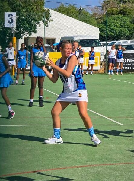 After a good performance in the Kobus Wiesse U13 Netball Festival, Laerskool Fontainbleau learner Tauri-Lee Terblanche received the opportunity of a lifetime, to play in Dubai in December.