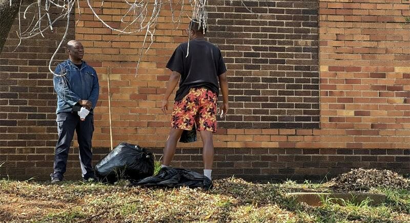 Community members and Randburg CPF cleaned up the Randburg Police Station.