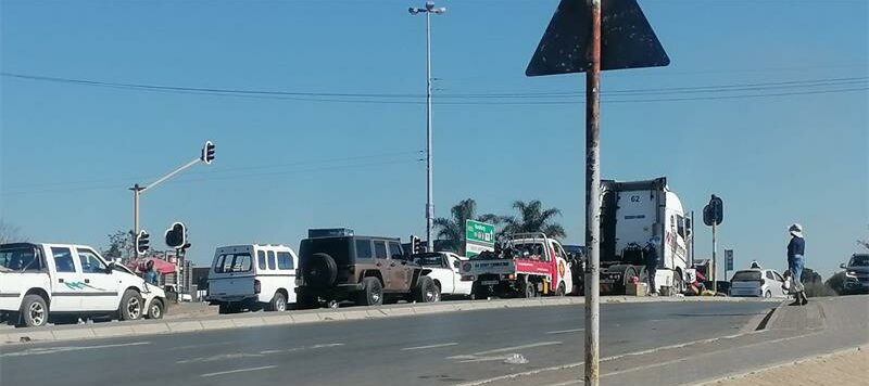 The traffic lights at Malibongwe and South Africa drives not working properly have led to congestion and safety concerns, with drivers struggling to navigate the intersection.