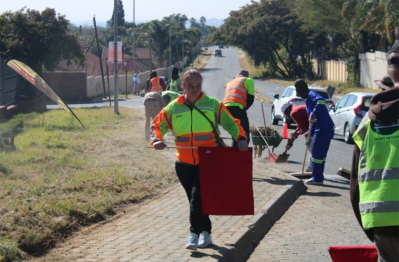 Volunteers from Community Heroes cleaned up the sidewalk along President Fouché Drive, leaving a sparkling, neatly cut sidewalk for all to enjoy.